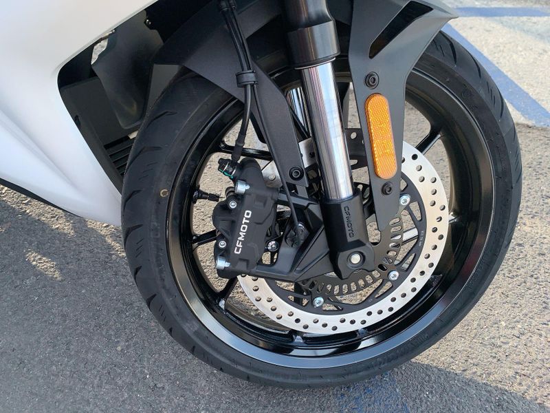 New 2025 CFMOTO 300SS Image 15