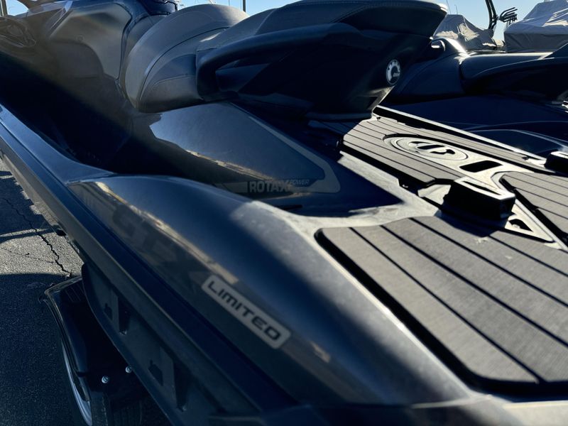 2022 SEADOO GTX LIMITED 300 BLACK Image 8