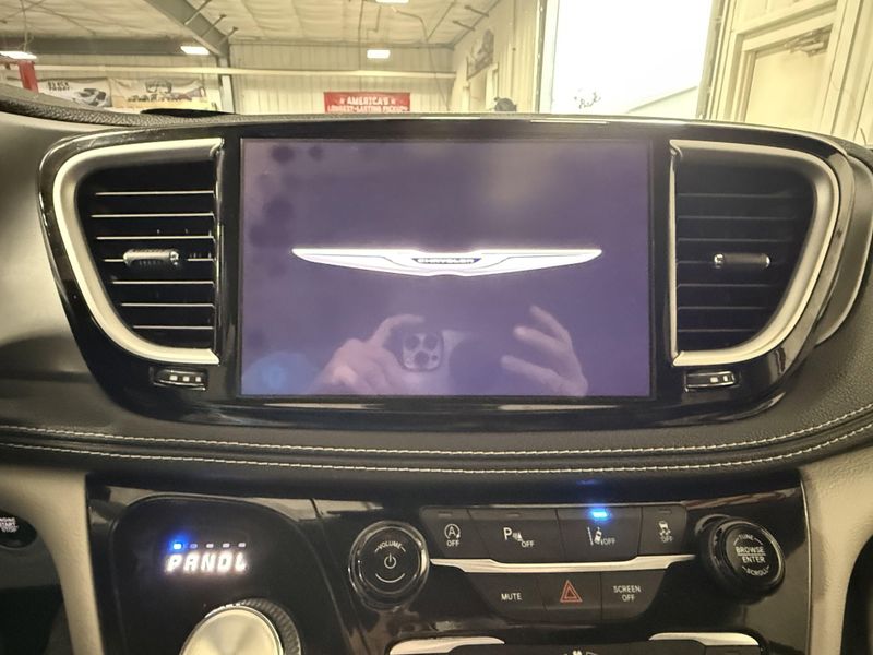 Used 2022 Chrysler Pacifica Touring LImage 25