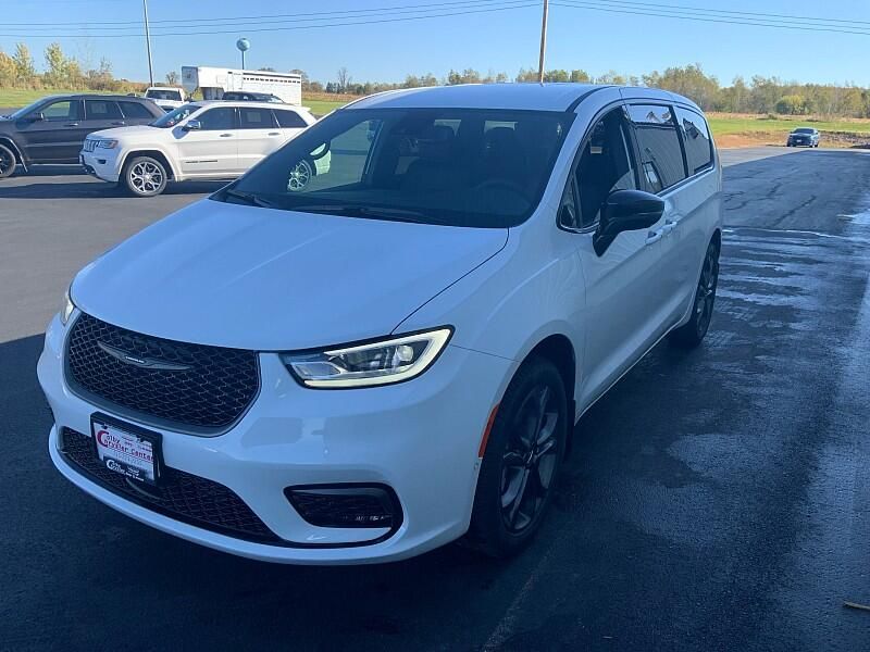 2026 Chrysler Pacifica photo 3