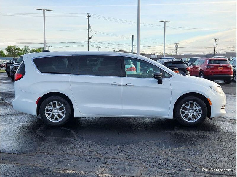 New 2026 Chrysler Voyager Lx