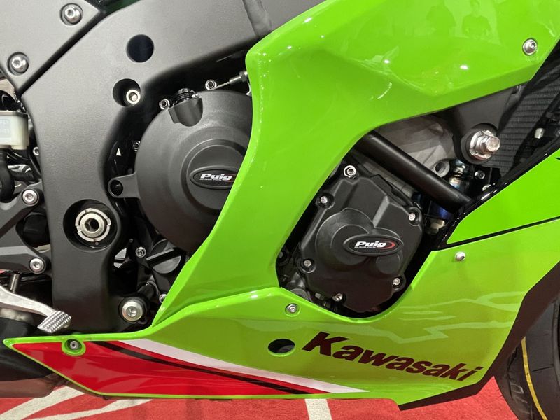 2024 Kawasaki ZX1002LRFAL-GN1  in a LIME GREEN/EBONY exterior color. Del Amo Motorsports delamomotorsports.com 