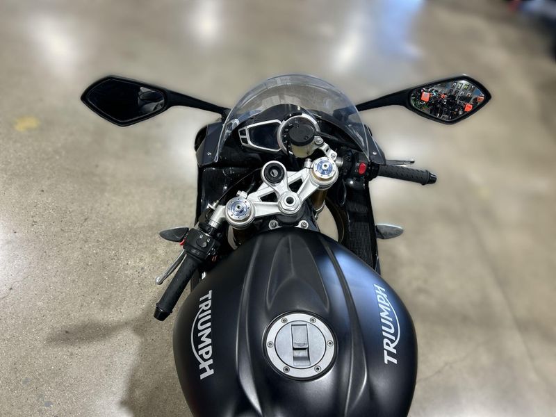 2017 Triumph DAYTONA 675 R Image 16