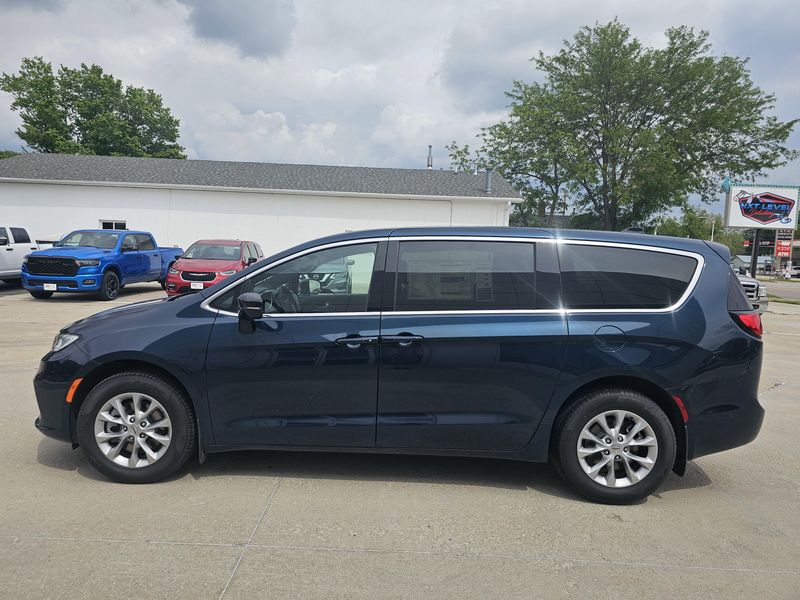 2025 Chrysler Pacifica SelectImage 5