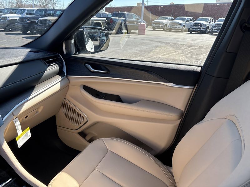 New 2026 Jeep Grand Cherokee Limited 4x4Image 36