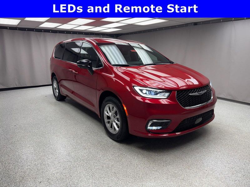 2025 Chrysler Pacifica Select AwdImage 4