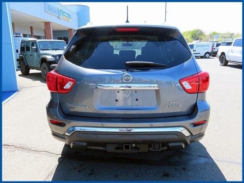2017 Nissan Pathfinder PlatinumImage 6