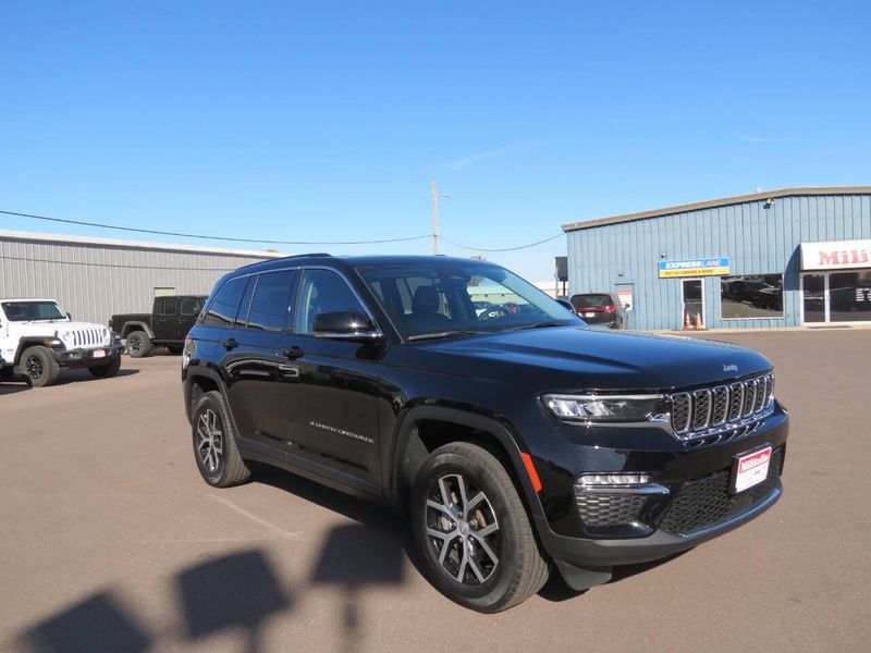 Used 2023 Jeep Grand Cherokee Limited 4x4 4dr SUVImage 4
