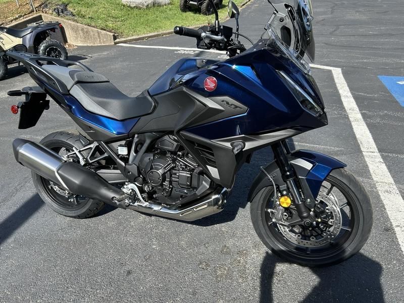 2025 Honda NT1100 DCT PEARL HAWKEYE BLUE Image 2
