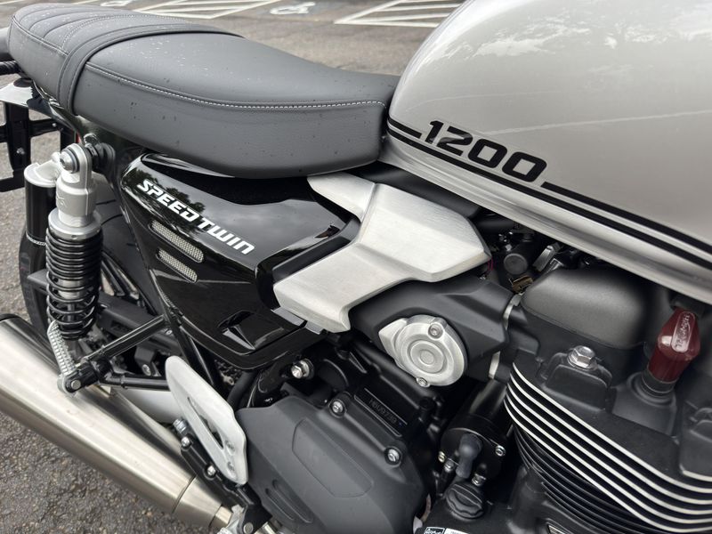 2025 Triumph Speed Twin 1200 - ALUMINUM SILVER 