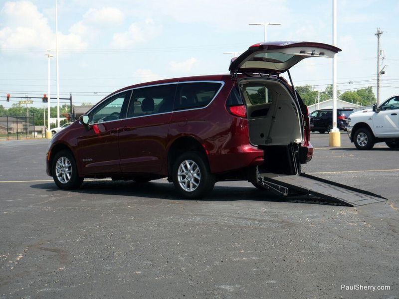 Used 2023 Chrysler Voyager LXImage 7