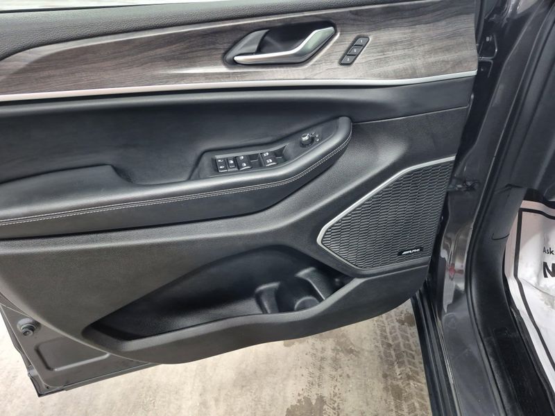 Used 2022 Jeep Grand Cherokee L LimitedImage 25
