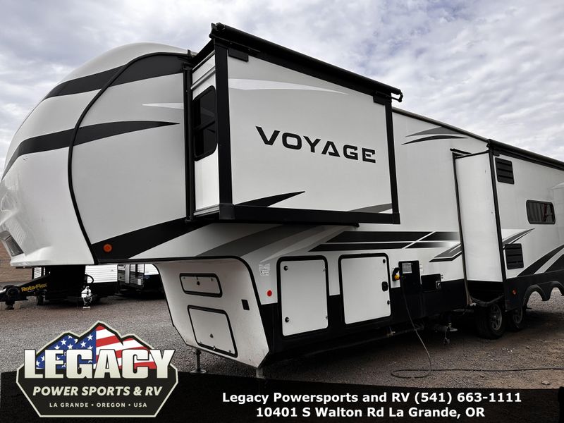 Used 2021 WINNEBAGO VOYAGE 3134RL Image 30