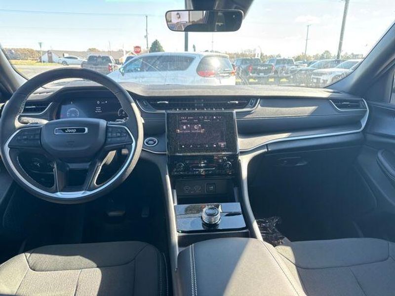 2025 Jeep Grand Cherokee Laredo 4x4