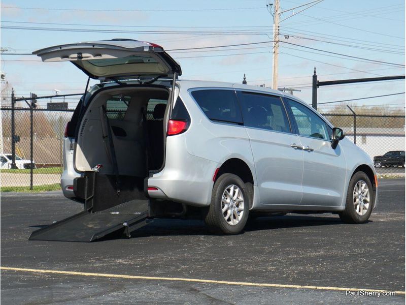 2022 Chrysler Voyager LXImage 5