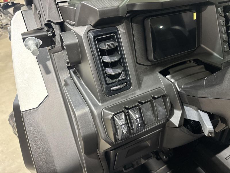New 2027 Can-Am DEFENDER MAX LIMITED CAB HD11 Image 26