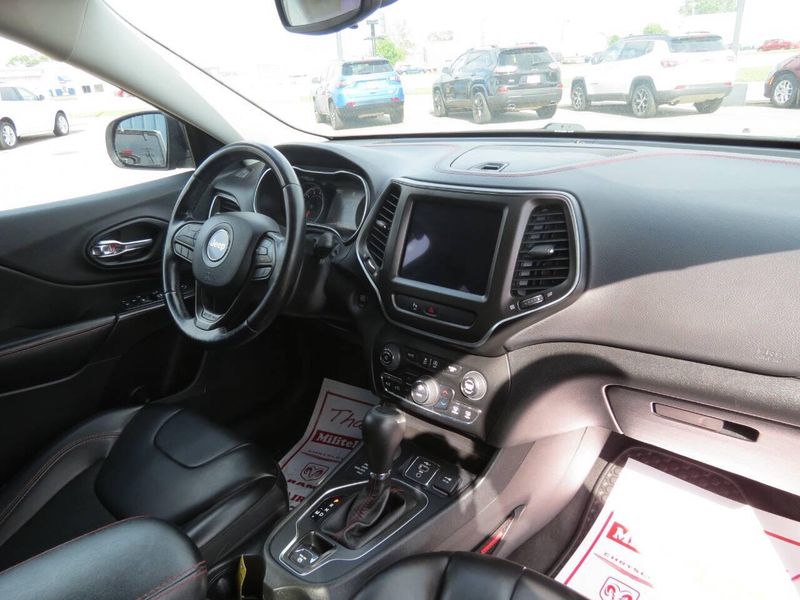 Used 2019 Jeep Cherokee Trailhawk 4x4 4dr SUVImage 8