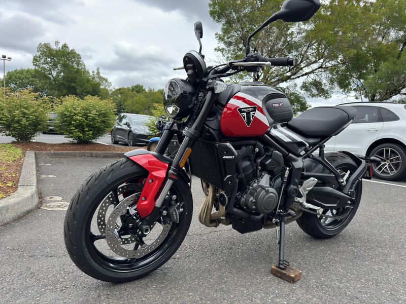 2025 Triumph Trident 660 - DIABLO RED - SAPPHIRE BLACK 
