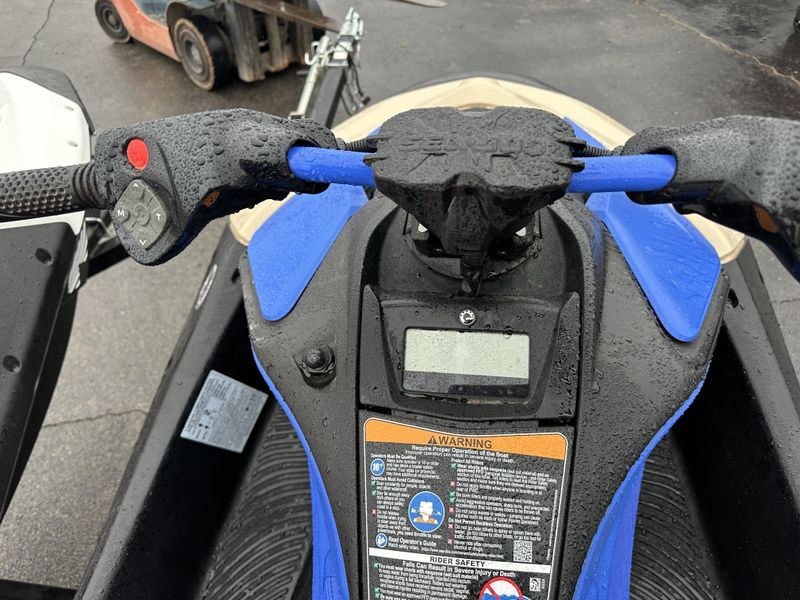 2025 SEADOO SPARK TRIXX FOR 1 WITH SOUND SYSTEM SAND AND DAZZLING BLUE Image 4