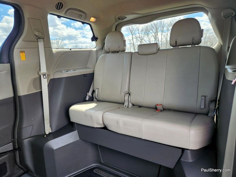 2014 Toyota Sienna XLEImage 36