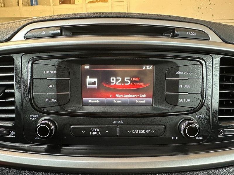 2016 Kia Sorento LXImage 4