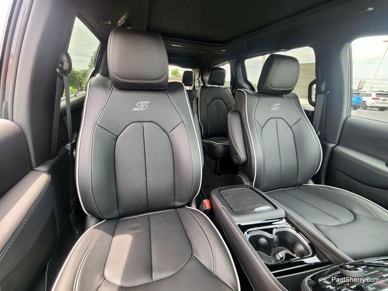 New 2025 Chrysler Pacifica LimitedImage 2