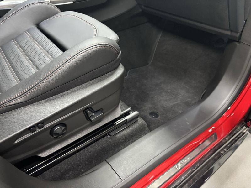 New 2025 Alfa Romeo Stelvio Intensa AwdImage 11