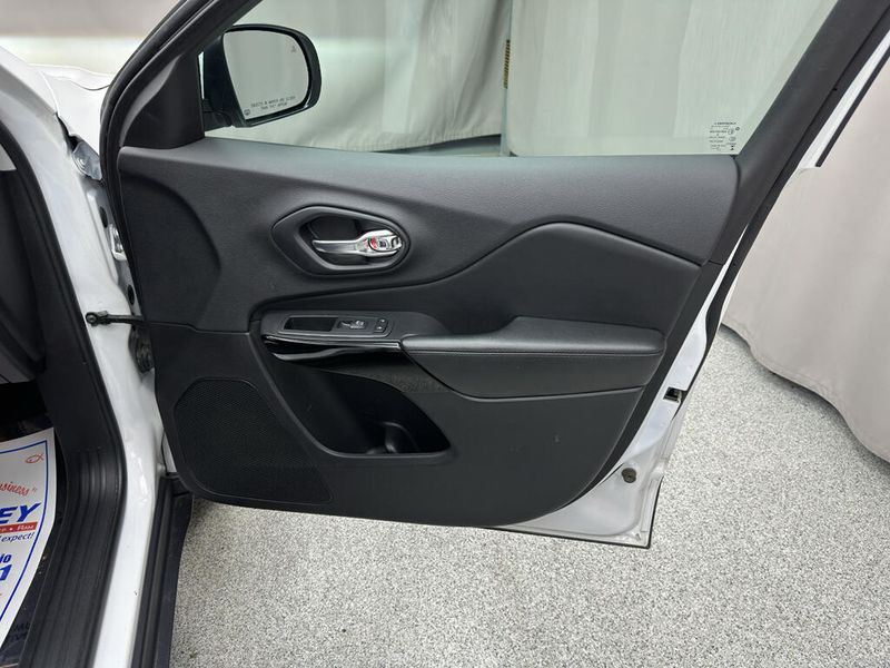 Used 2019 Jeep Cherokee AltitudeImage 17