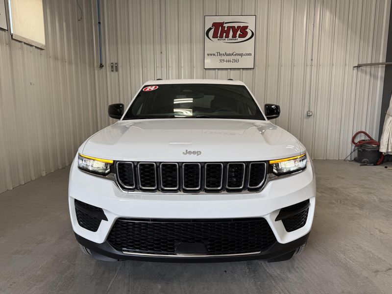 Used 2024 Jeep Grand Cherokee Laredo XImage 17