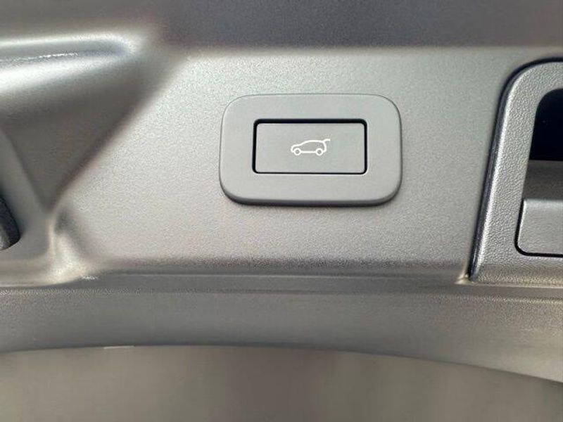 2025 Land Rover Range Rover Velar Dynamic SE