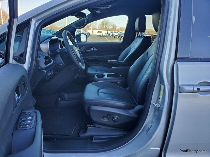 New 2026 Chrysler Pacifica Select