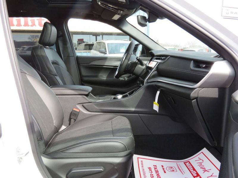 Used 2024 Jeep Grand Cherokee Altitude 4x4 4dr SUVImage 9