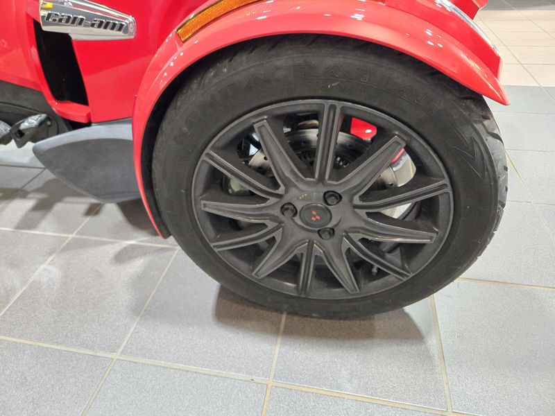 USED 2013 CAN-AM SPYDER RT Image 21