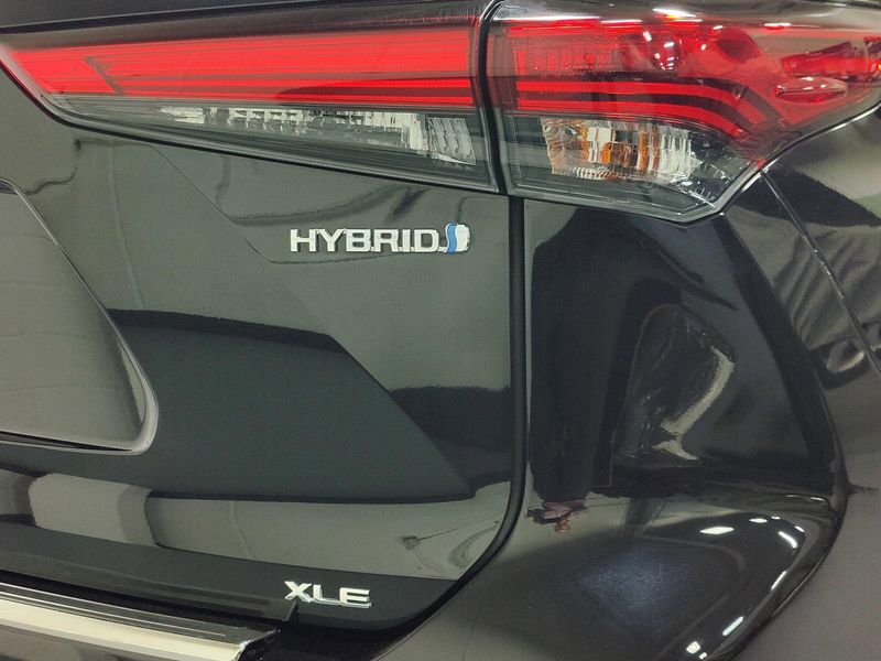 2021 Toyota Highlander Hybrid XLE AWD w/Sunroof/NavImage 6