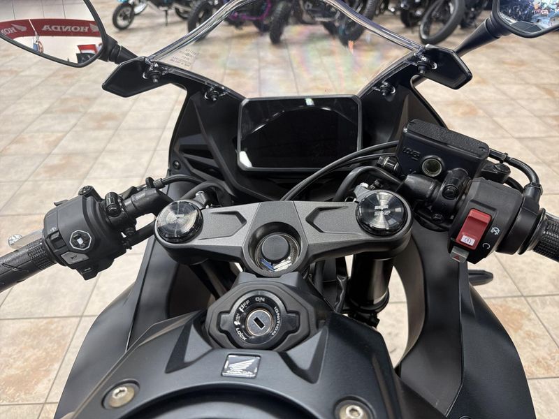 New 2026 Honda CBR650R E-CLUTCH Image 23