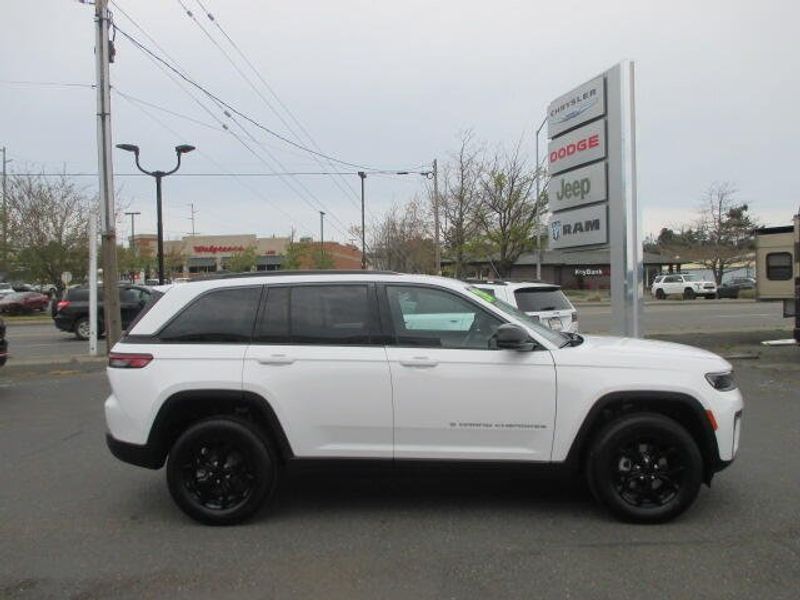 New 2026 Jeep Grand Cherokee Laredo Altitude 4x4Image 6
