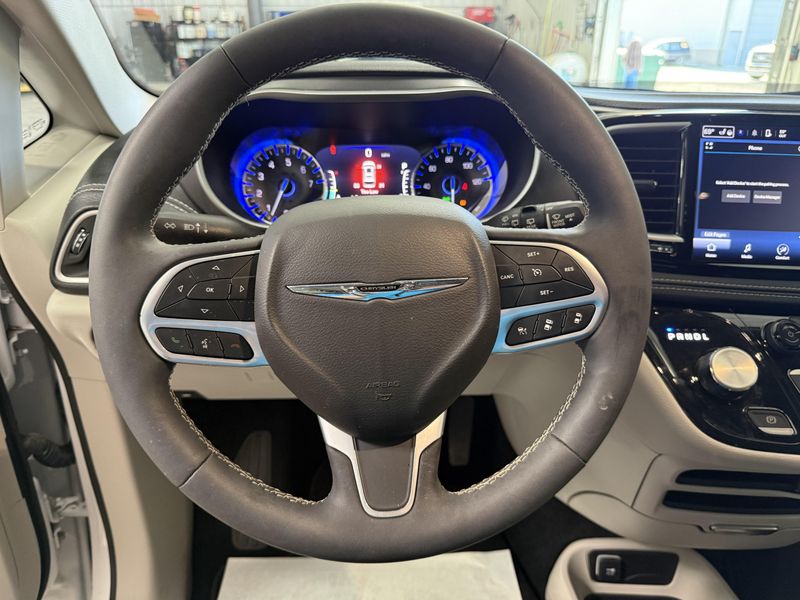 Used 2024 Chrysler Pacifica Touring LImage 18