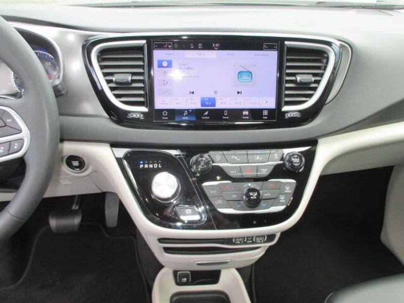 Used 2024 Chrysler Pacifica Touring LImage 19