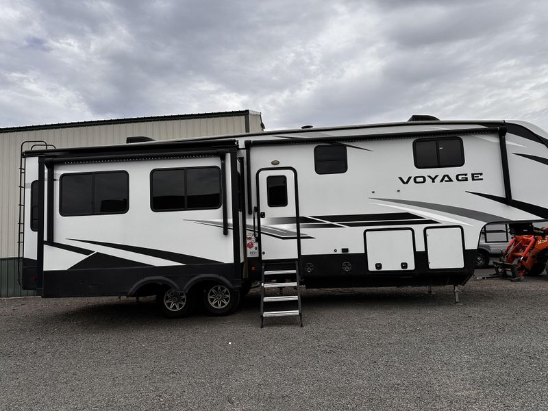 Used 2021 WINNEBAGO VOYAGE 3134RL Image 4