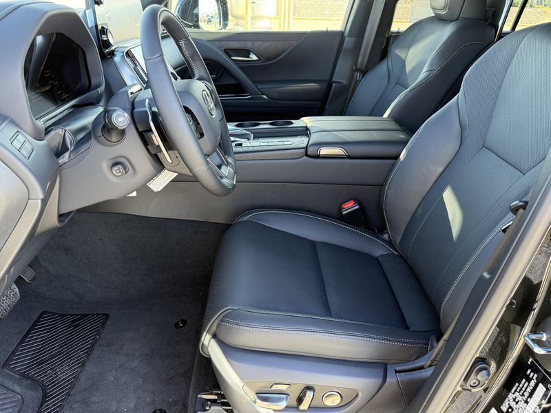 New 2026 Lexus LX 700h LuxuryImage 18