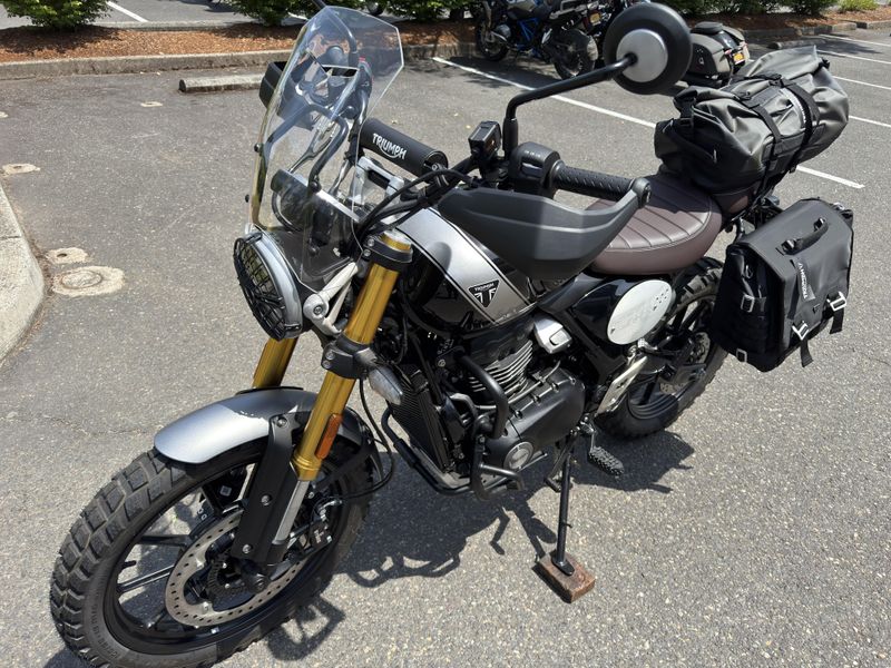 2025 Triumph SCRAMBLER 400 X - PHANTOM BLACK - SILVER ICE 