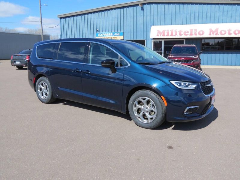Used 2024 Chrysler Pacifica Limited 4dr Mini VanImage 2