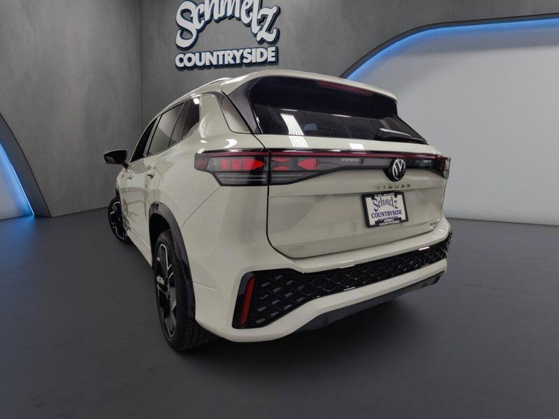 Used 2025 Volkswagen Tiguan SEL R-Line AWD w/Sunroof/NavImage 14
