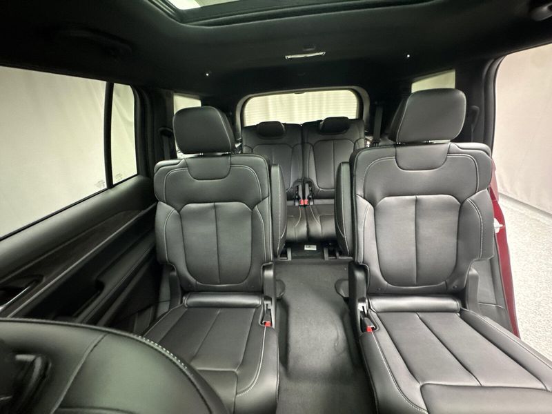 2025 Jeep Grand Cherokee L Limited 4x4Image 17