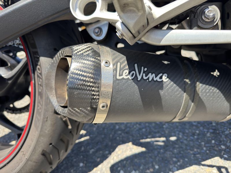 2019 Triumph Street Triple R LRH - JET BLACK 