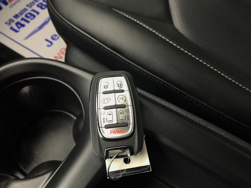 Used 2026 Chrysler Pacifica SelectImage 15