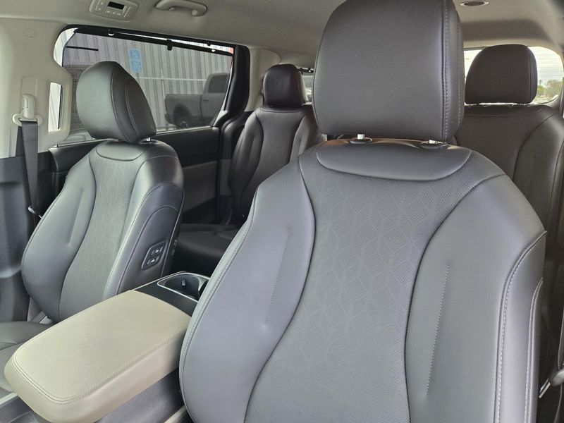 Used 2026 Kia Carnival MPV Hybrid EX FWD