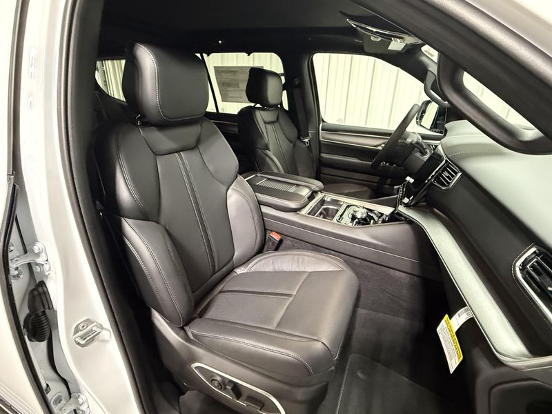 2026 Jeep Grand Wagoneer Limited Reserve 4x4Image 13