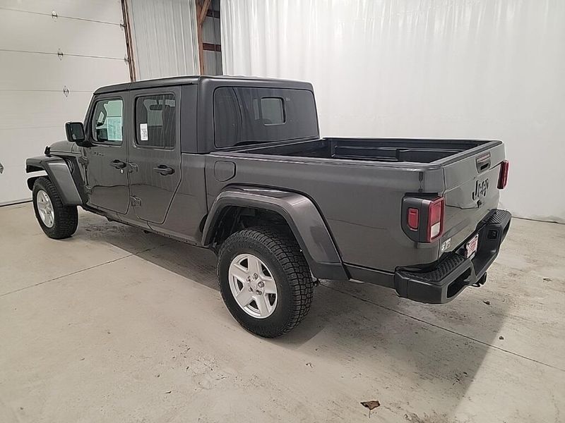 2023 Jeep Gladiator Sport photo 3