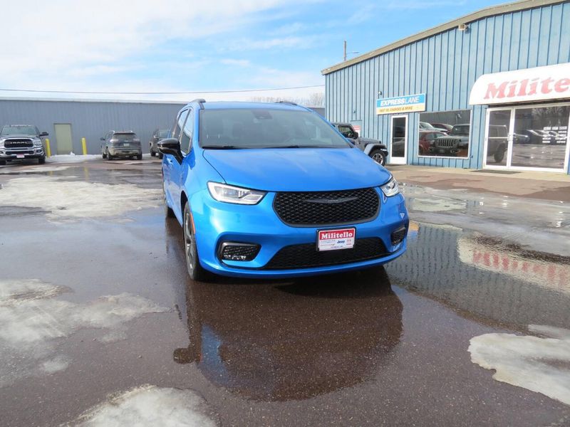 New 2026 Chrysler Pacifica Select AwdImage 3